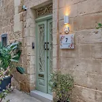 Daire Alley - New 1br With Private Yard By Sf Homes Gudja